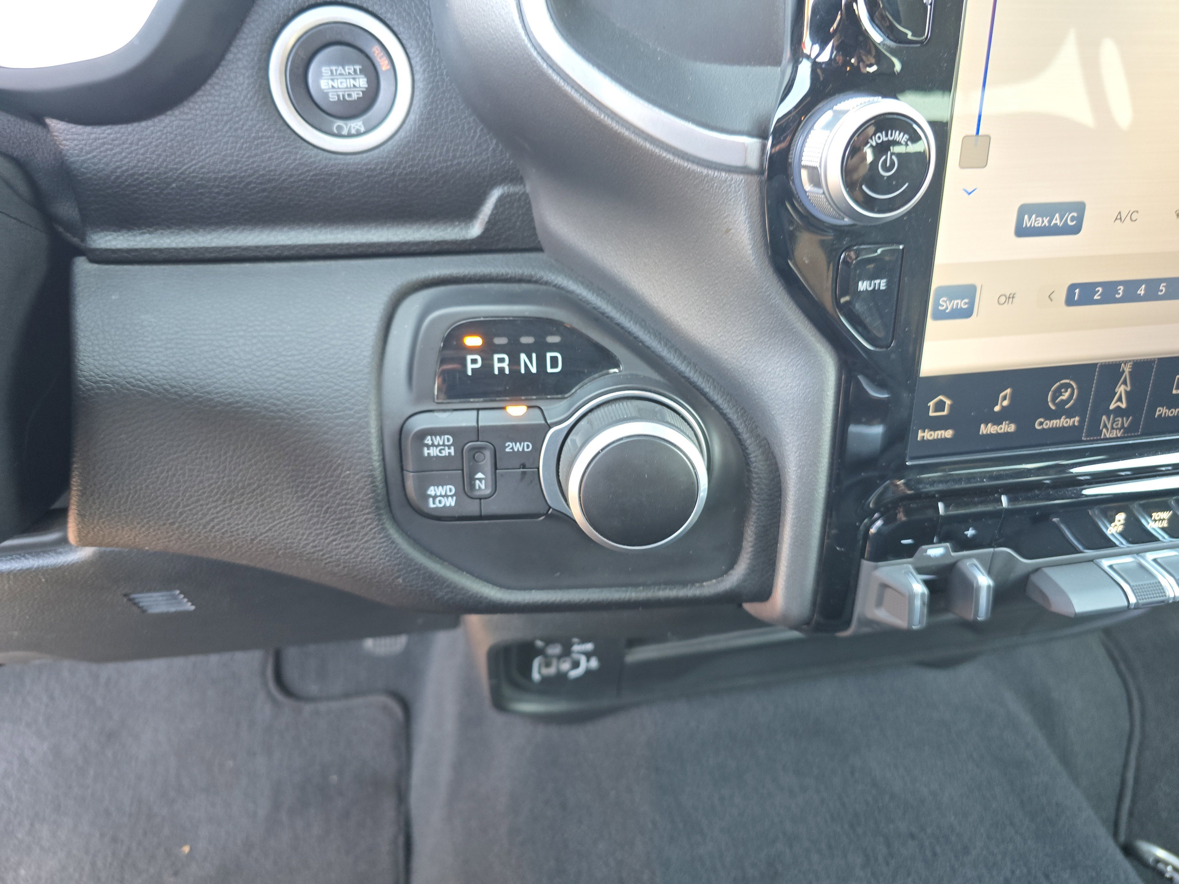 Used 2024 RAM 2500 Big Horn w/ Sport Appearance Package image 30