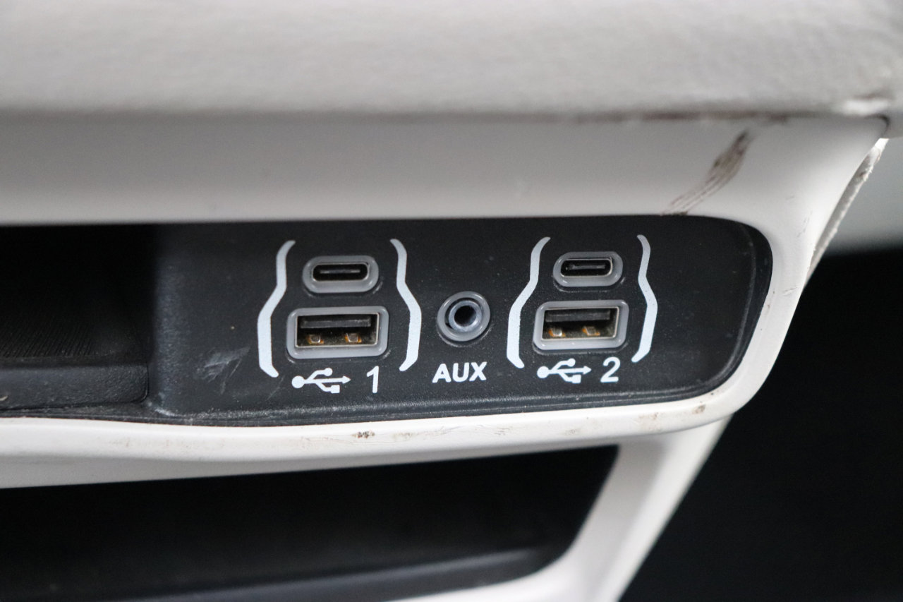 Used 2024 Chrysler Pacifica Limited image 44