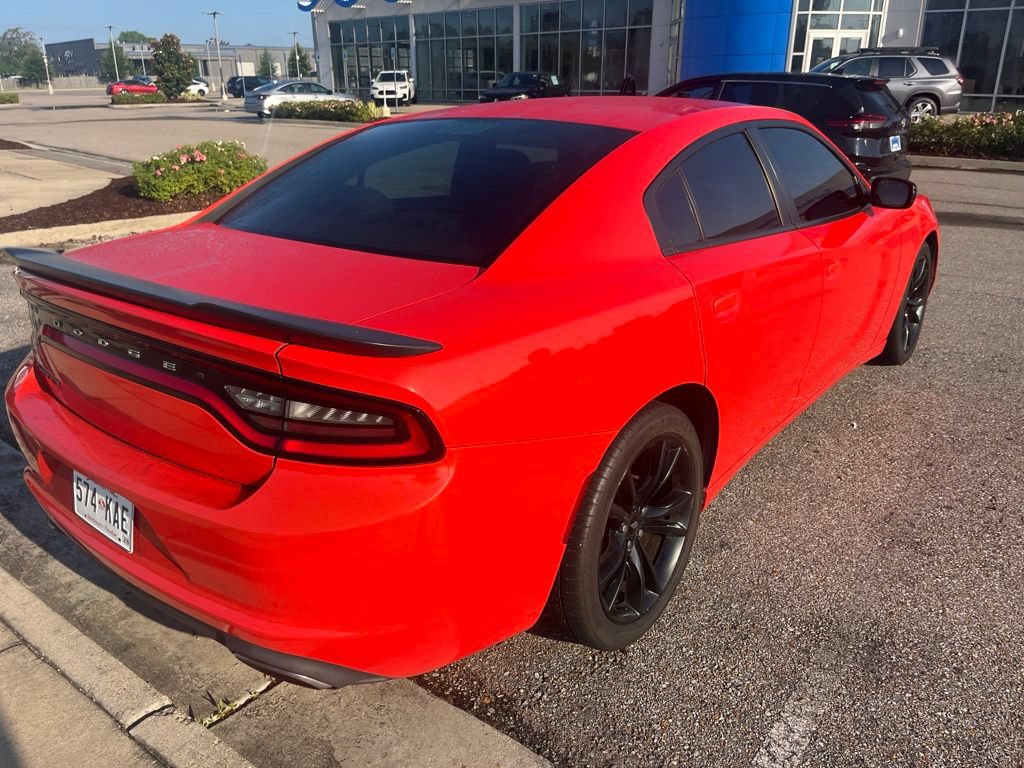 Used 2017 Dodge Charger SE w/ Blacktop Package RWD image 3