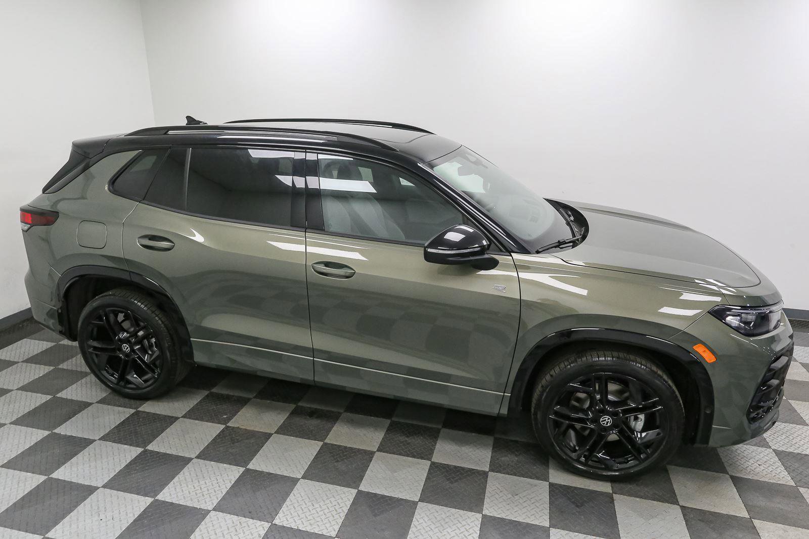 New 2026 Volkswagen Tiguan SE R-Line image 5