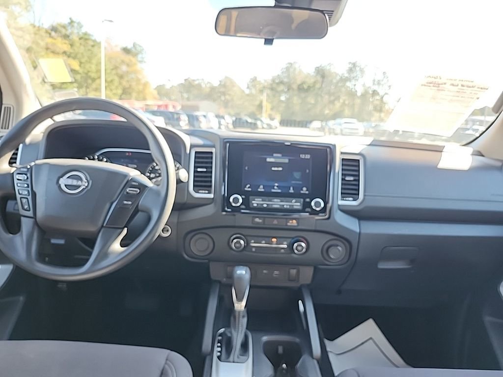 Used 2023 Nissan Frontier SV image 3
