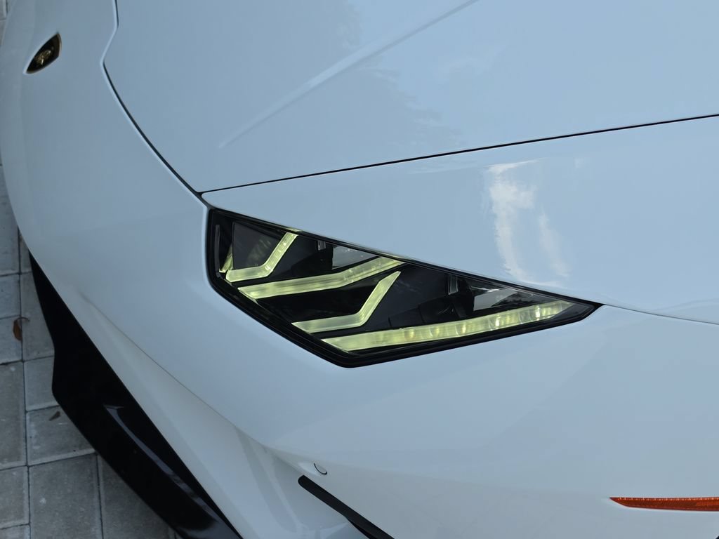 Used 2021 Lamborghini Huracan EVO RWD image 9