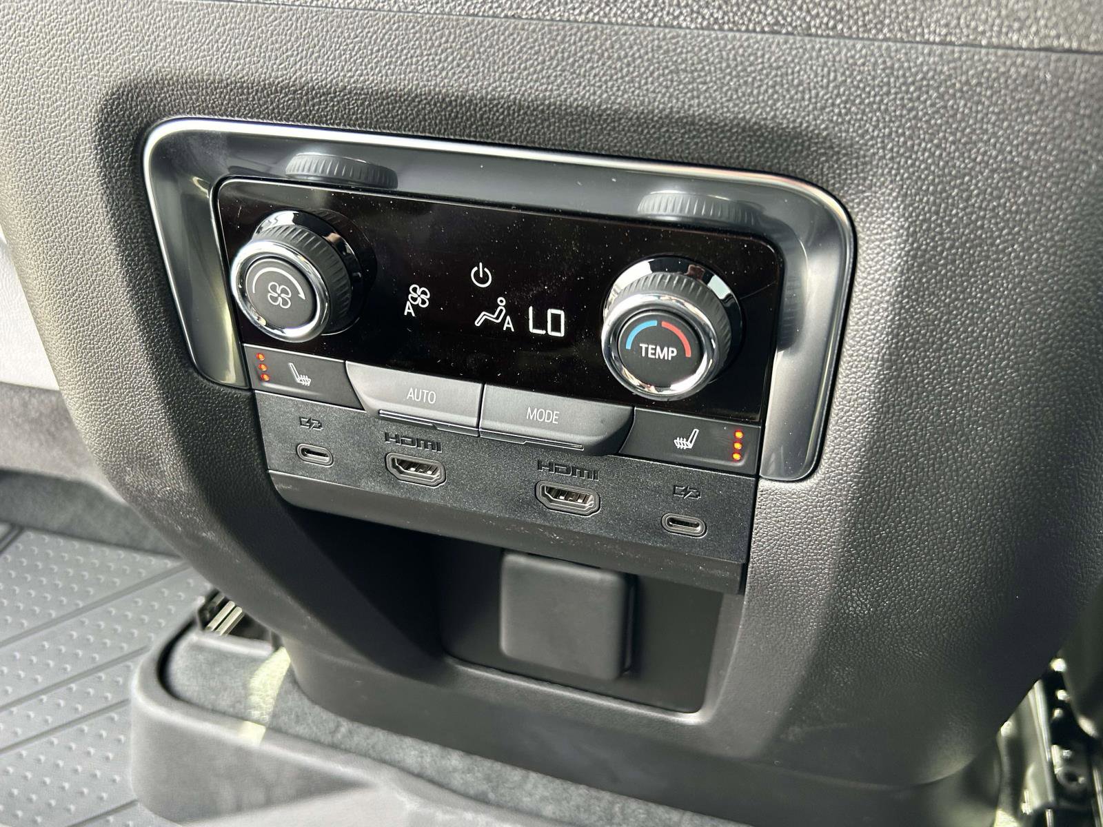 New 2026 Chevrolet Suburban Premier AWD/4WD image 15