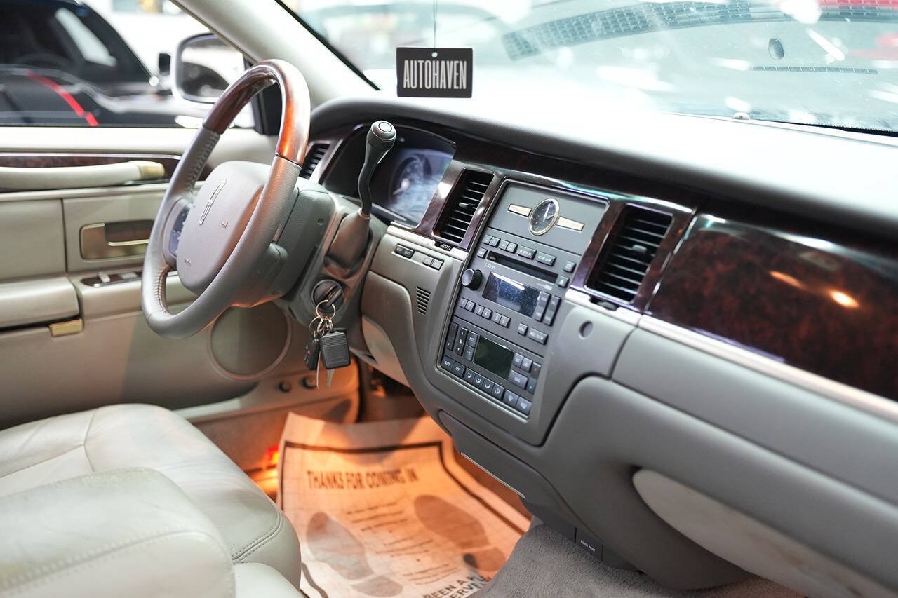 Used 2011 Lincoln Town Car Signature Limited RWD image 20