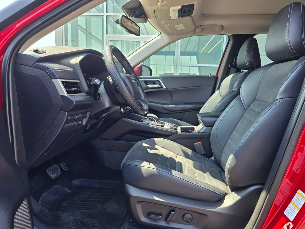 Used 2023 Mitsubishi Outlander 4WD Plug-In Hybrid image 12