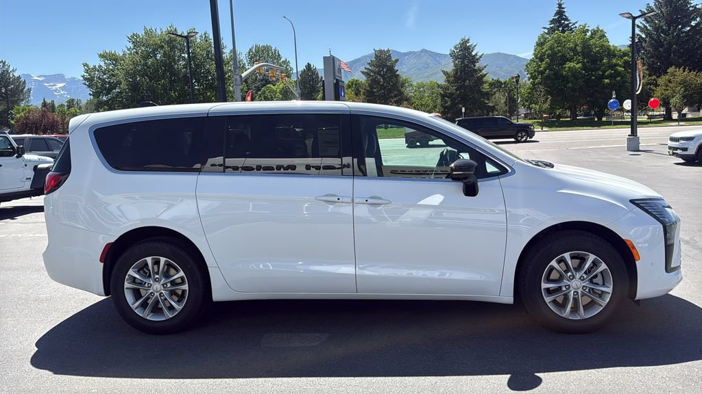 New 2027 Chrysler Pacifica Select AWD/4WD image 4
