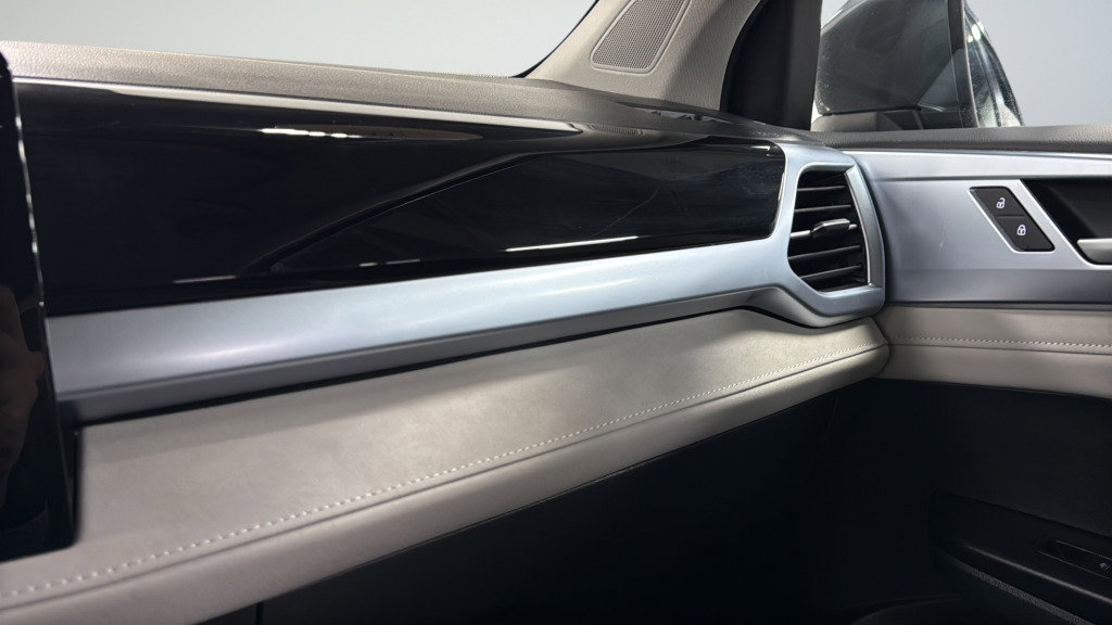 Certified 2025 Volkswagen Taos SE image 30