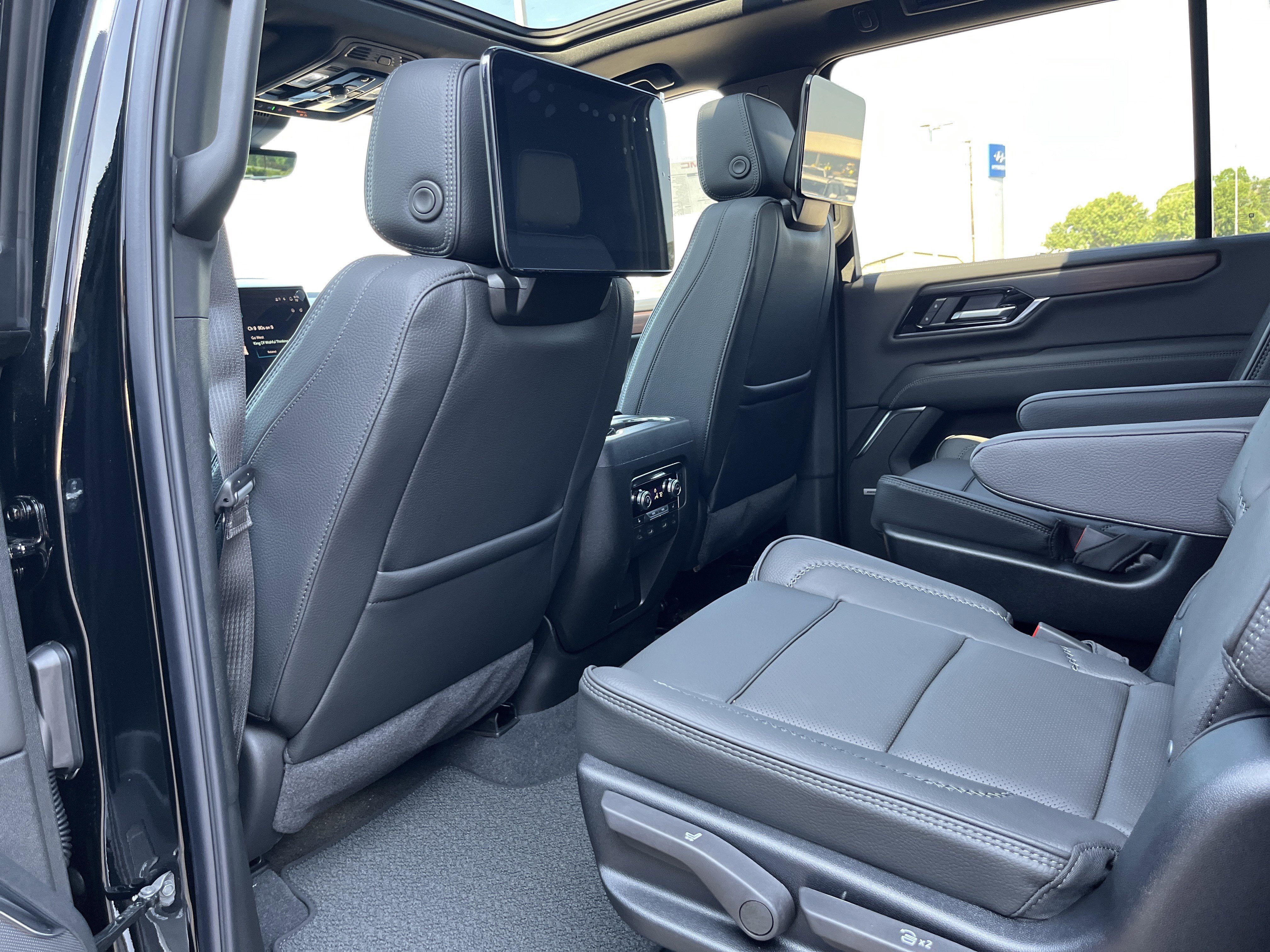 New 2026 GMC Yukon XL Denali w/ Denali Reserve Package AWD/4WD image 11