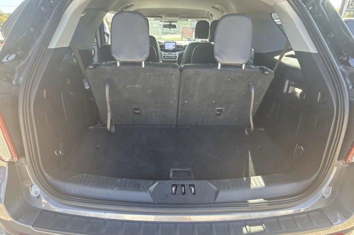 Used 2023 Ford Explorer XLT w/ Equipment Group 202A image 5