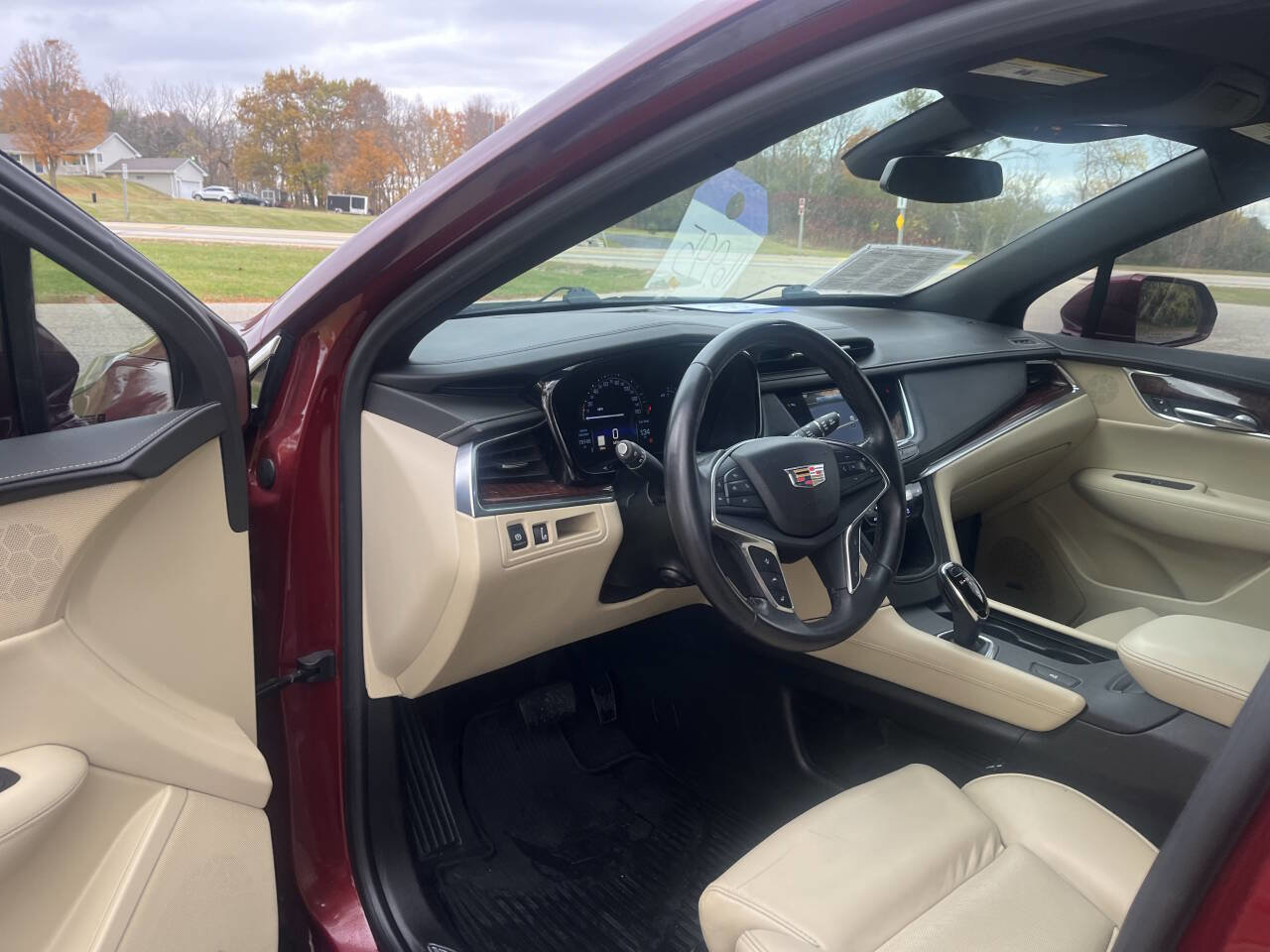 Used 2017 Cadillac XT5 Luxury w/ Driver Awareness Package image 24