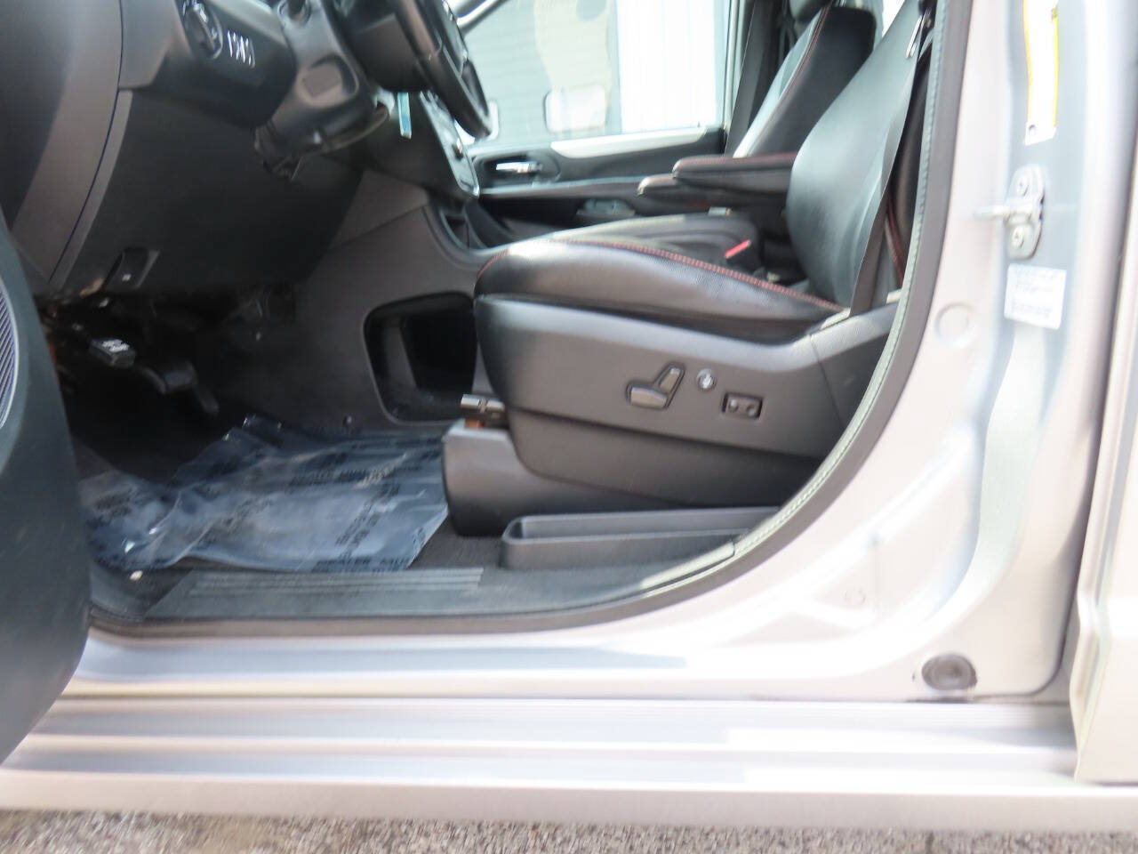 Used 2016 Dodge Grand Caravan R/T FWD image 12