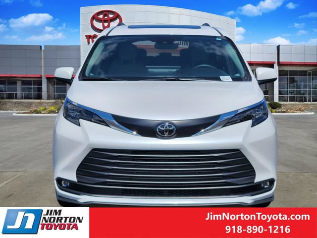 Used 2026 Toyota Sienna XLE FWD image 2