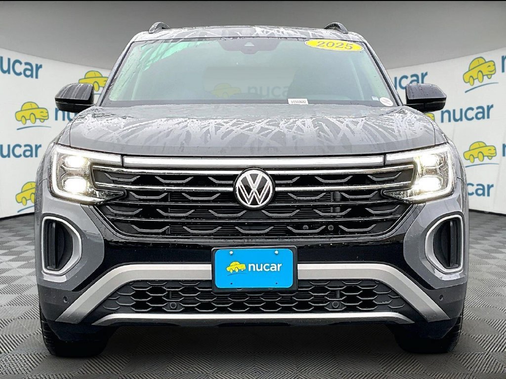 Used 2025 Volkswagen Atlas Peak Edition SE AWD/4WD image 2