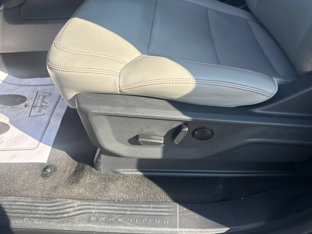 Used 2025 Ford Expedition Max Active AWD/4WD image 37
