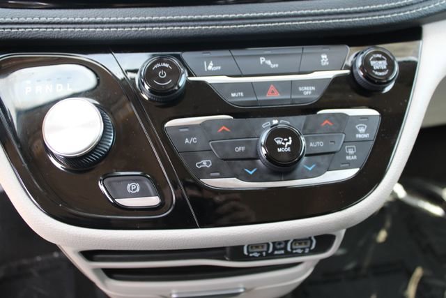 Used 2024 Chrysler Pacifica Limited FWD image 33