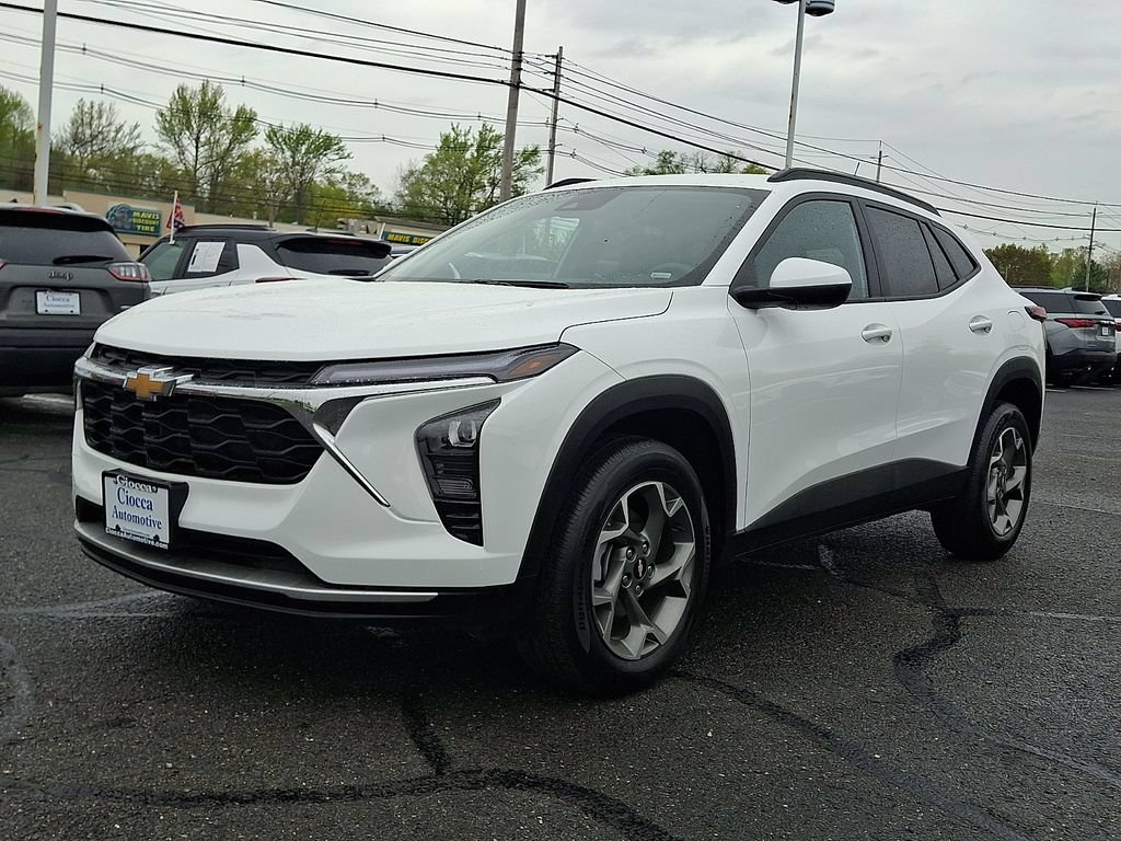 Used 2025 Chevrolet Trax LT FWD image 6