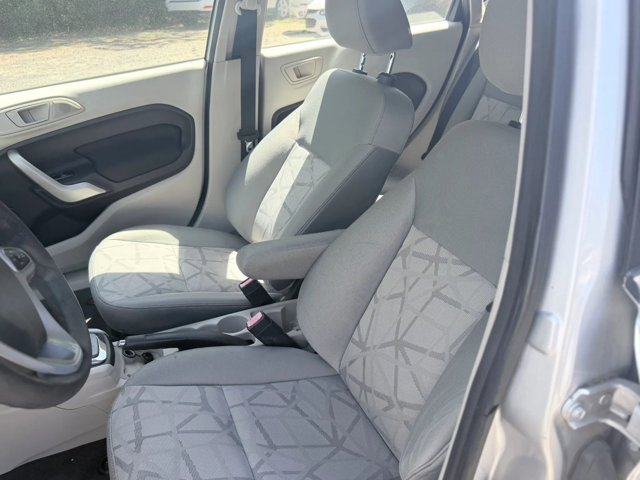 Used 2013 Ford Fiesta SE w/ Super Fuel Economy Pkg FWD image 8
