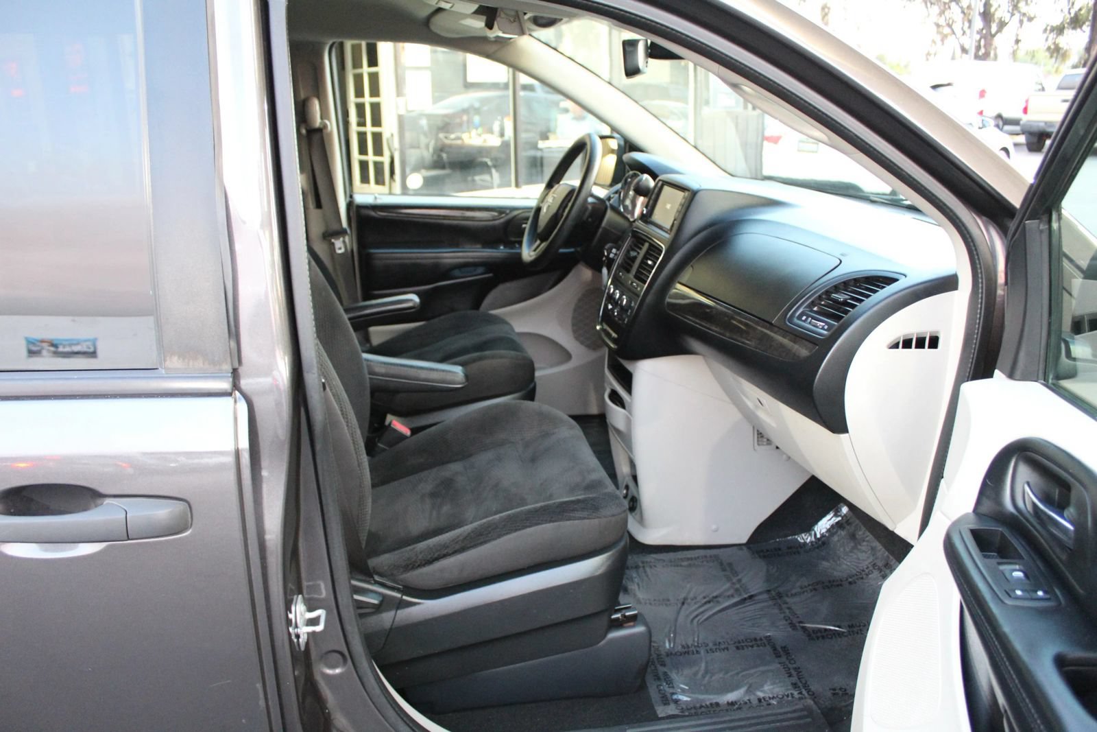 Used 2019 Dodge Grand Caravan SE FWD image 10