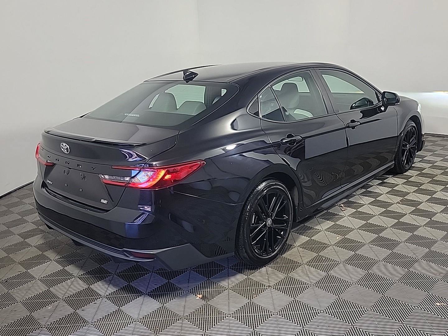 Used 2025 Toyota Camry SE FWD image 4