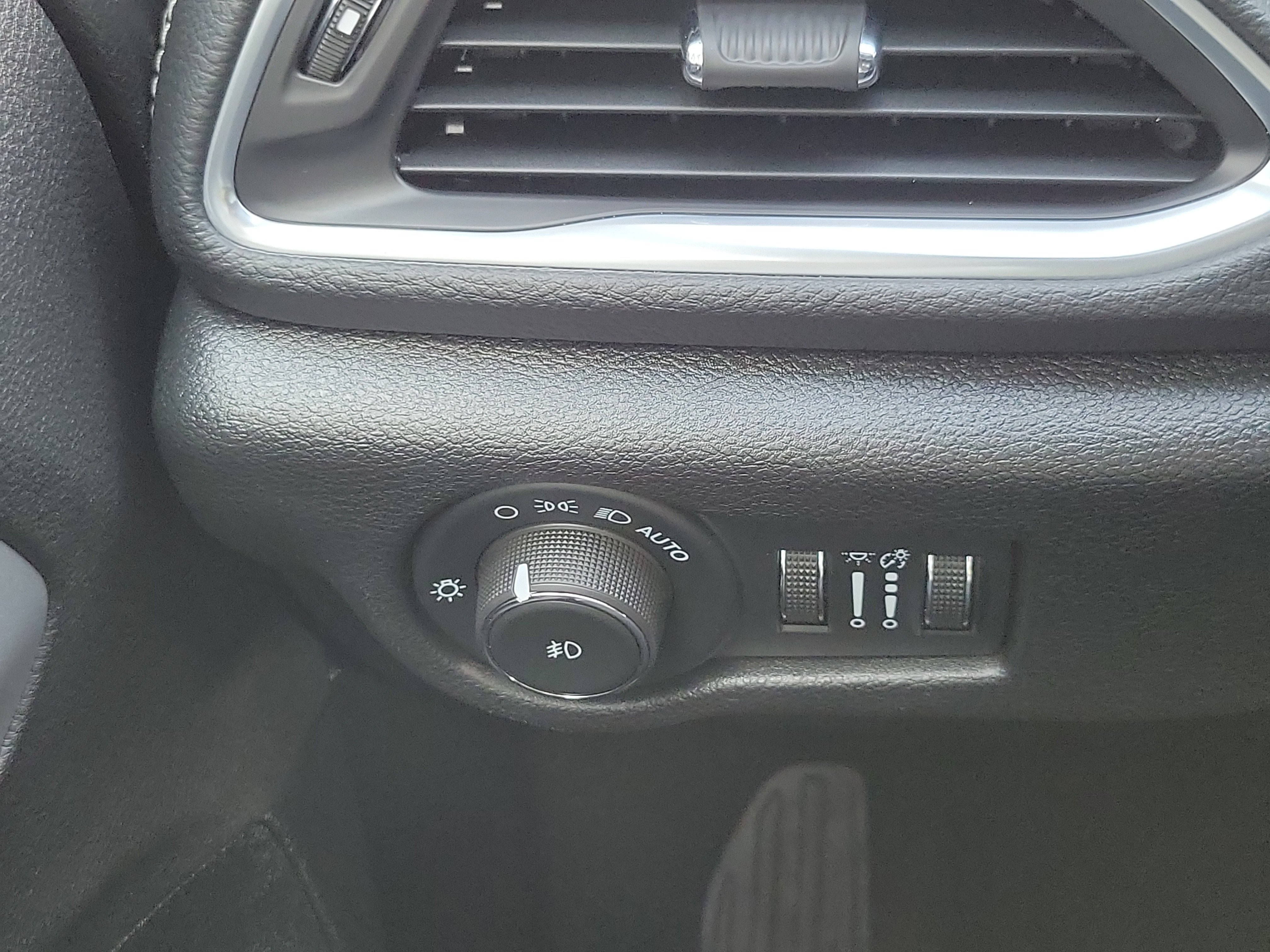 Used 2025 Chrysler Pacifica Premium image 11