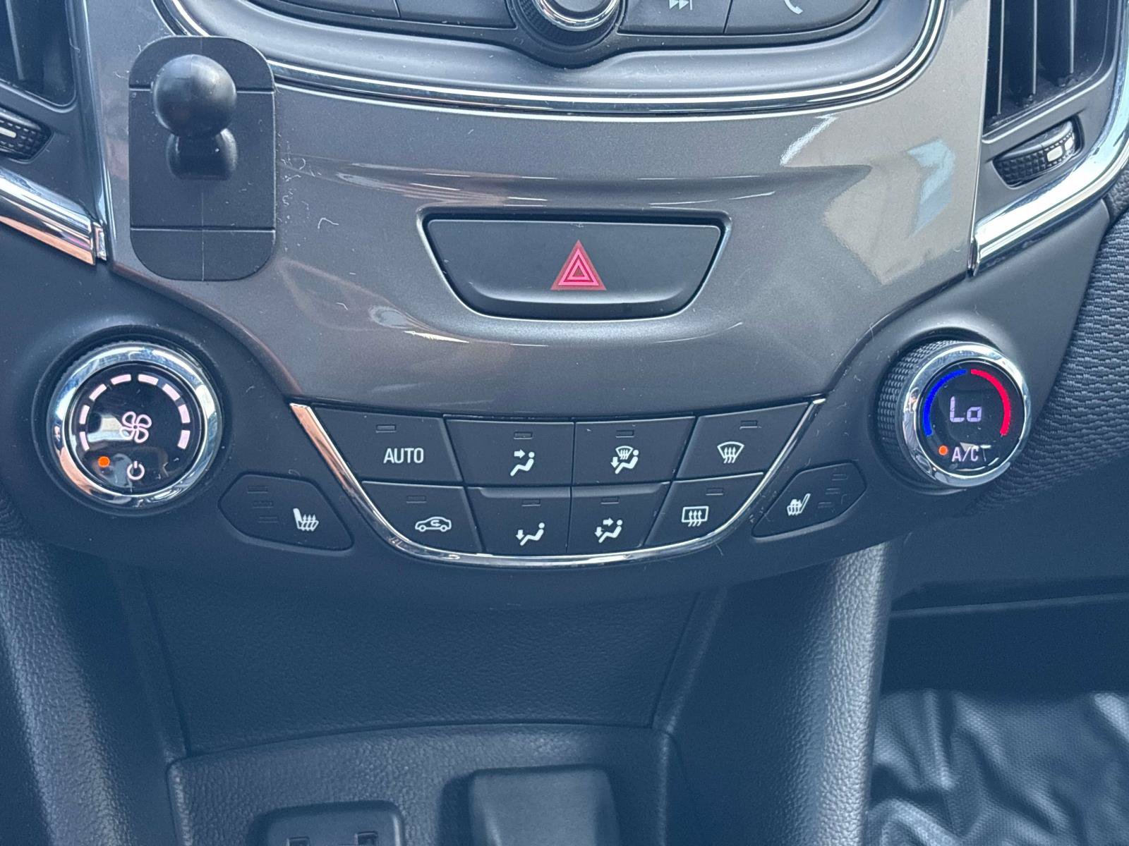 Used 2019 Chevrolet Cruze LT w/ Convenience Package FWD image 23