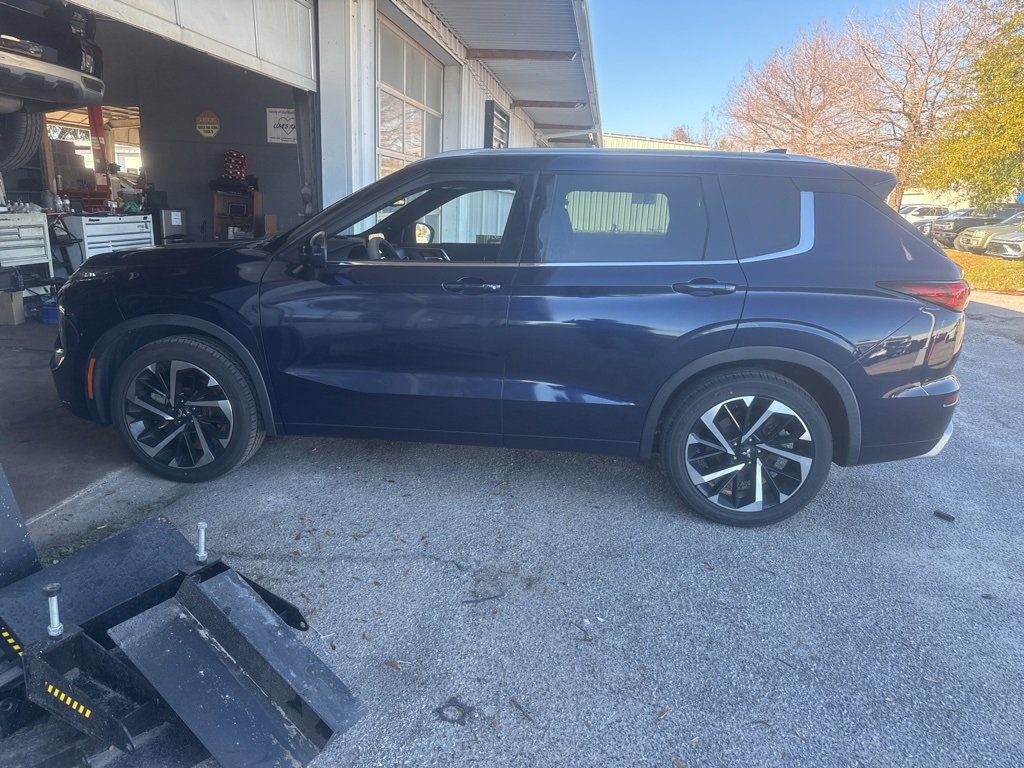 Used 2022 Mitsubishi Outlander SEL image 3