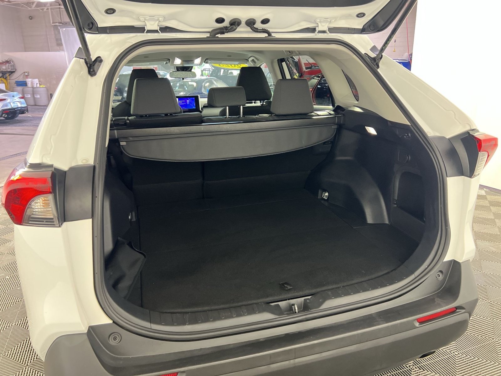Used 2025 Toyota RAV4 XLE AWD/4WD image 27