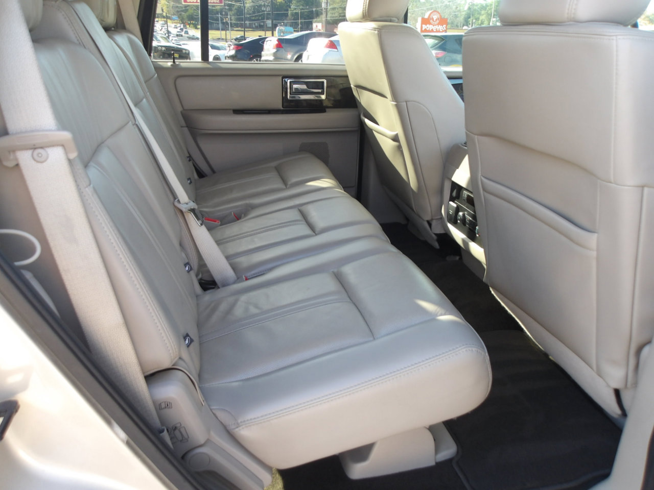Used 2017 Lincoln Navigator Select image 8