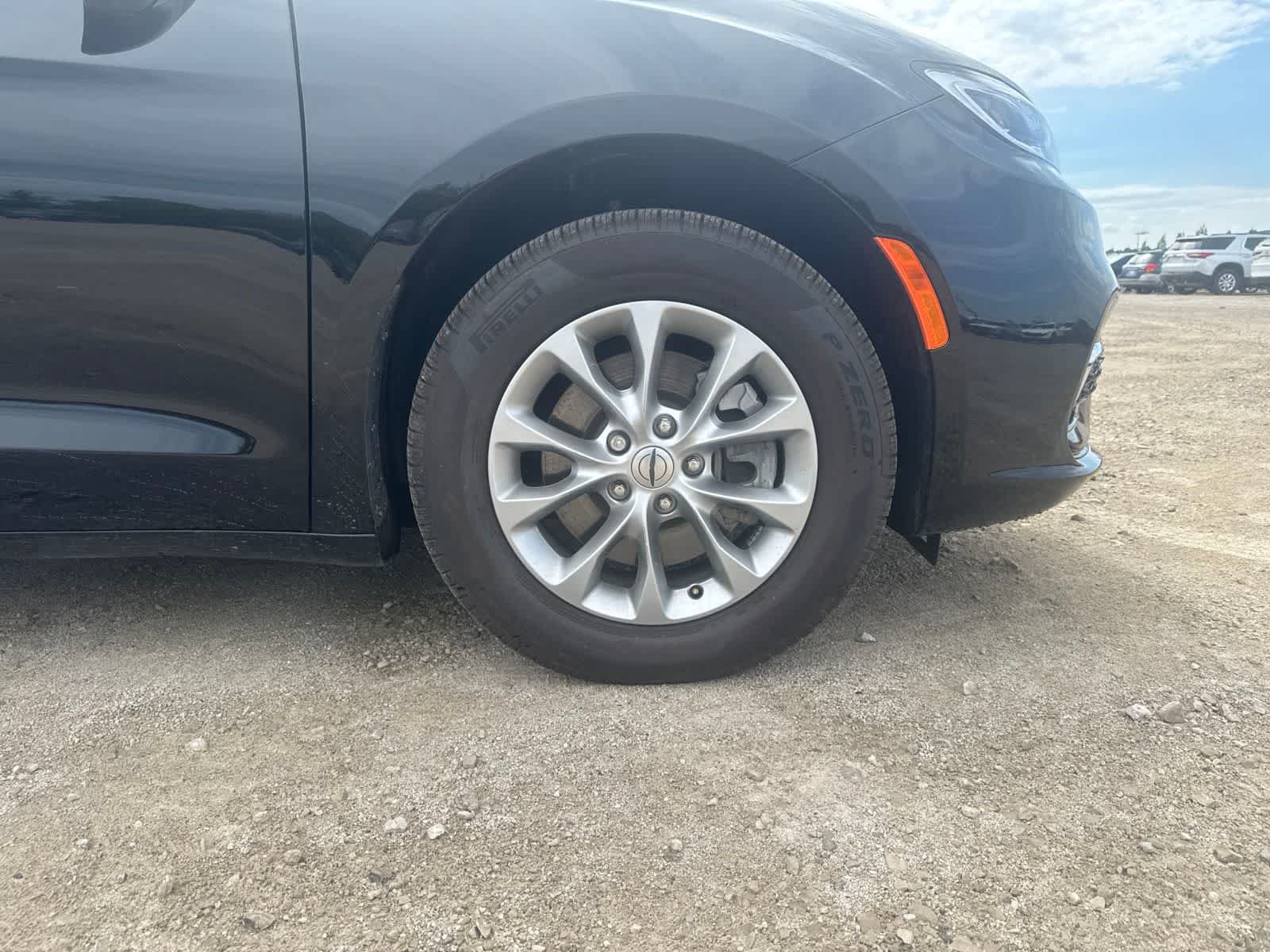 Used 2024 Chrysler Pacifica Touring-L AWD/4WD image 15