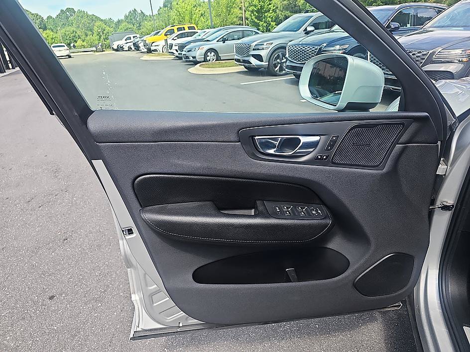 Used 2019 Volvo XC60 T5 Momentum w/ Multimedia Package FWD image 10