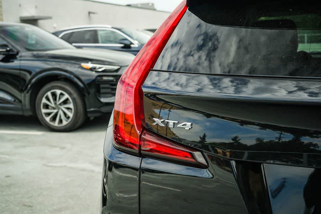 Used 2023 Cadillac XT4 Luxury w/ Cold Weather Package FWD image 10