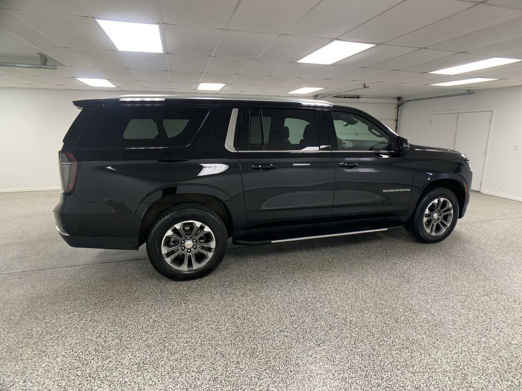 Used 2025 Chevrolet Suburban LT w/ Comfort Package AWD/4WD image 8
