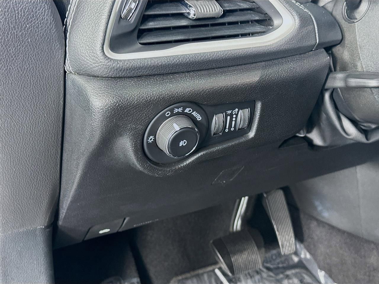 Used 2023 Chrysler Pacifica Touring image 26