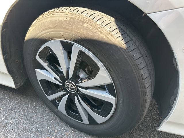 Used 2017 Toyota Prius Prime Advanced w/ Preferred Accessory Package FWD image 11