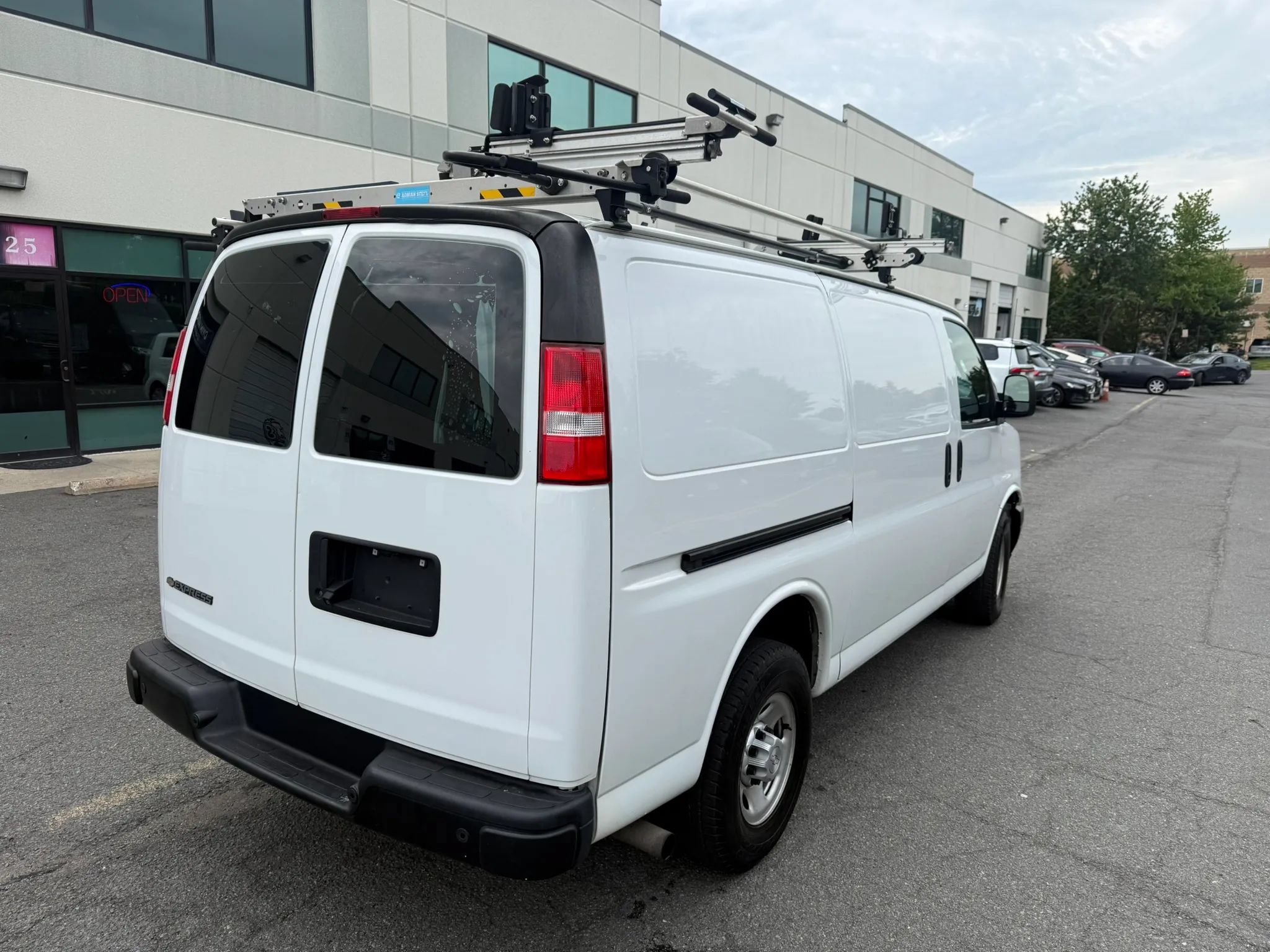 Used 2019 Chevrolet Express 2500 w/ Driver Convenience Package RWD image 4