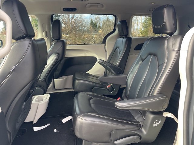 Used 2023 Chrysler Pacifica Touring-L image 18