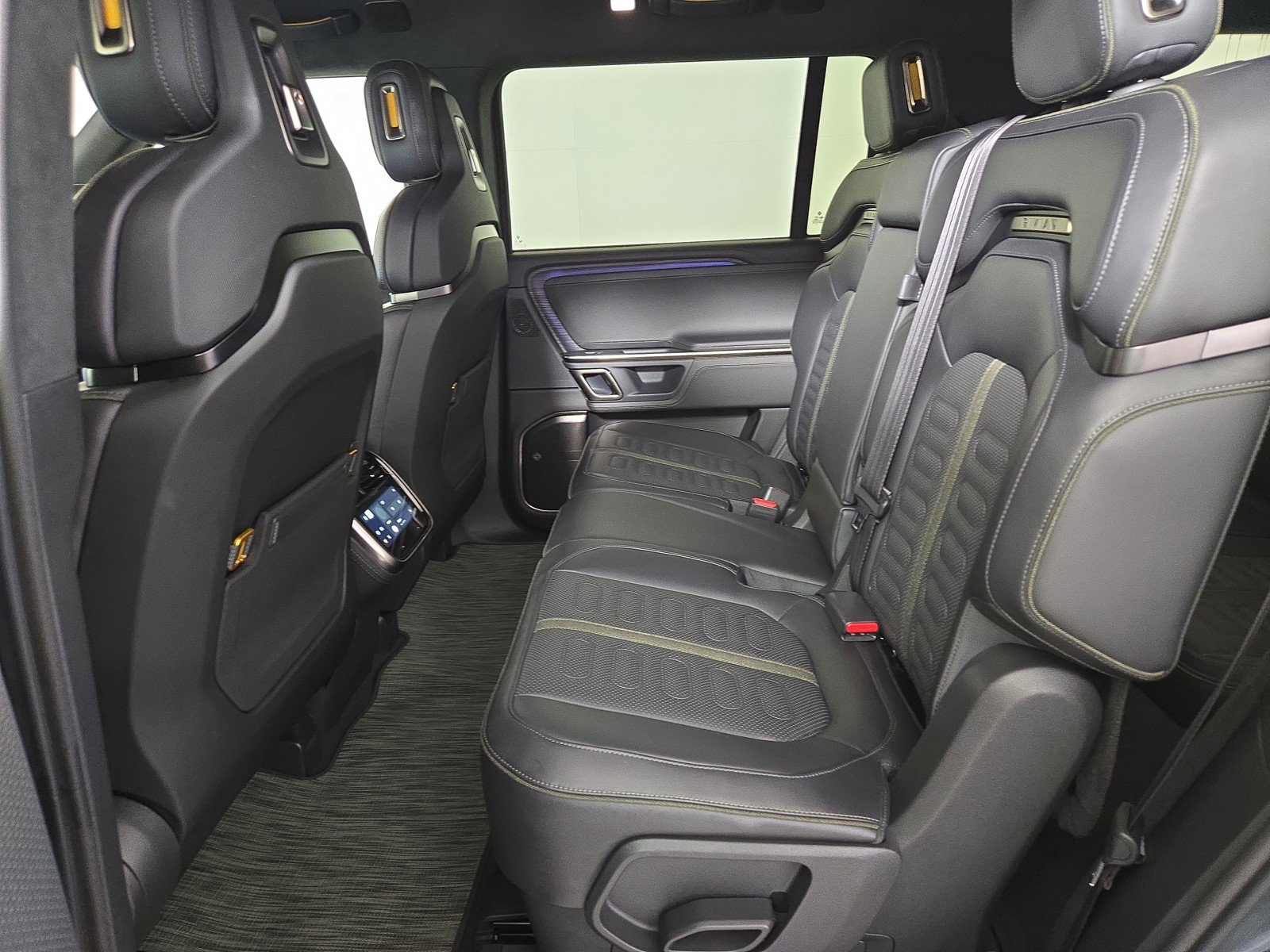 Used 2024 Rivian R1S Adventure image 21