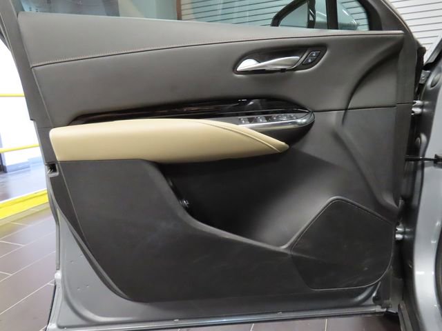 Used 2024 Cadillac XT4 Luxury w/ Cold Weather Package FWD image 9