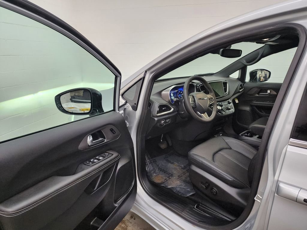 New 2026 Chrysler Pacifica Select image 9