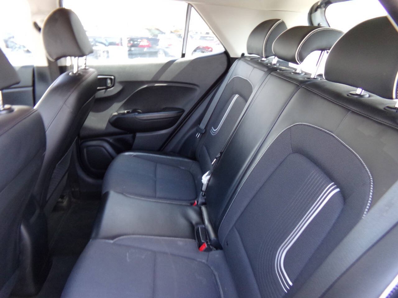 Used 2023 Hyundai Venue Limited FWD image 8