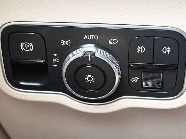 Used 2020 Mercedes-Benz GLB 250 w/ Premium Package image 29