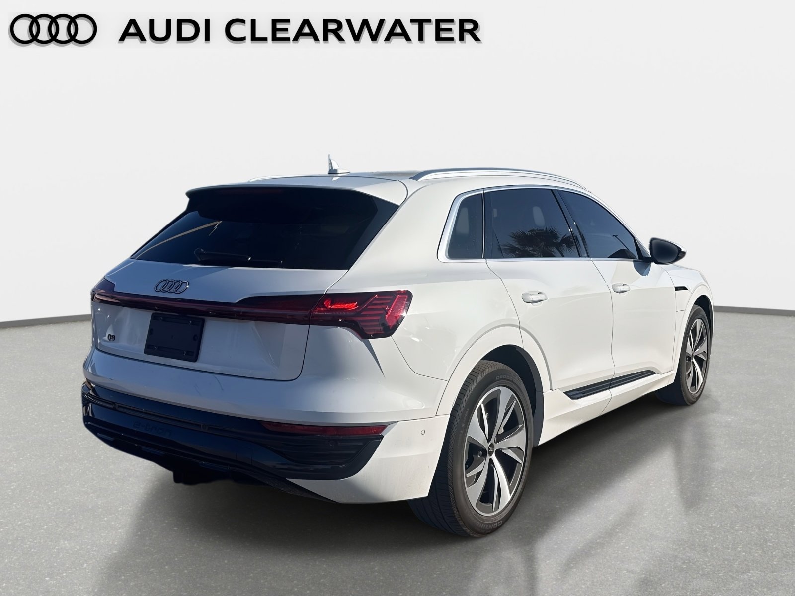 Used 2024 Audi Q8 e-tron Premium Plus image 4