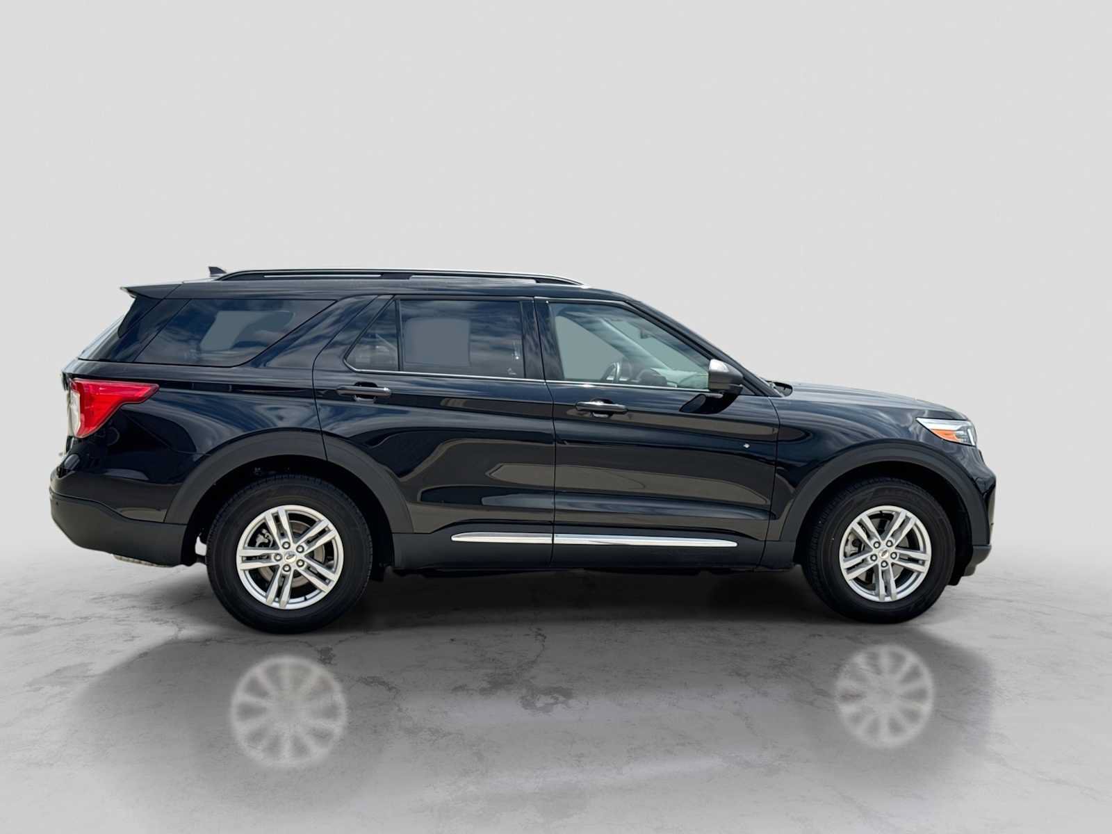 Certified 2023 Ford Explorer XLT w/ Equipment Group 202A AWD/4WD image 7
