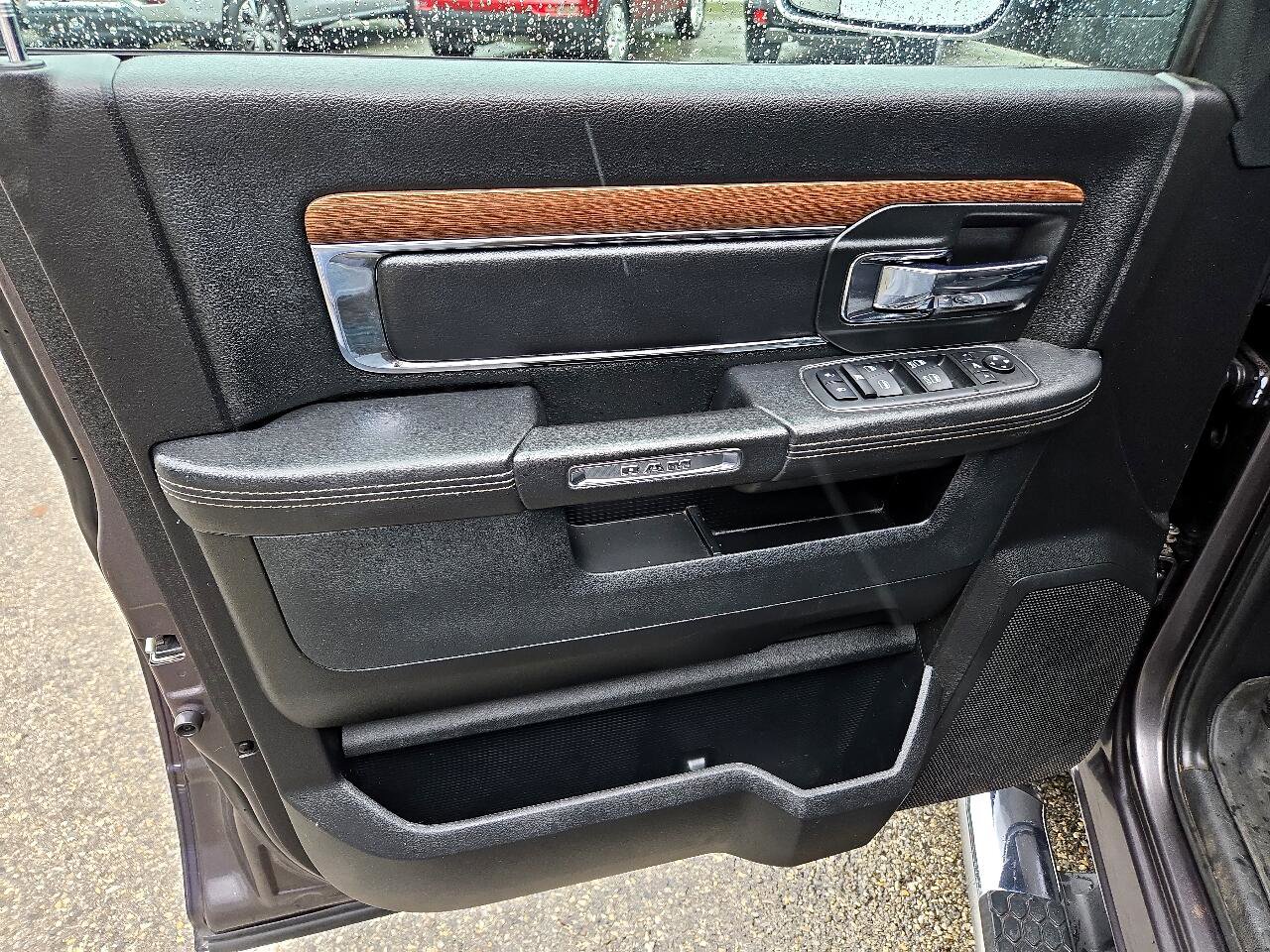 Used 2017 RAM 1500 Laramie image 9
