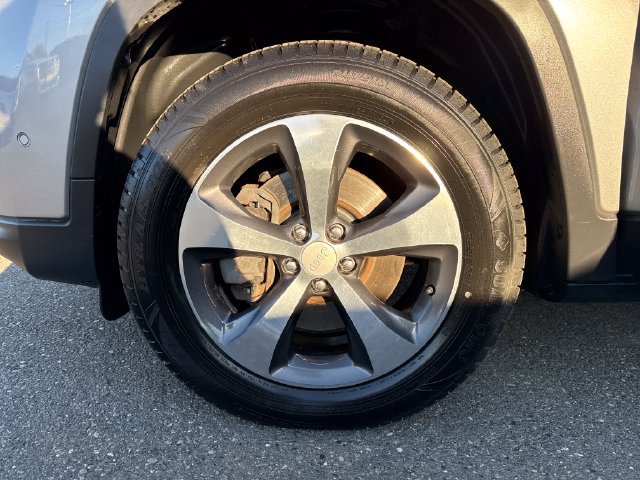 Used 2019 Jeep Cherokee Limited w/ Technology Group AWD/4WD image 28