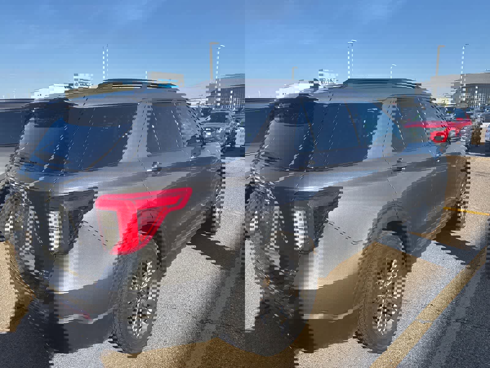 Used 2021 Ford Explorer XLT w/ Equipment Group 202A image 9