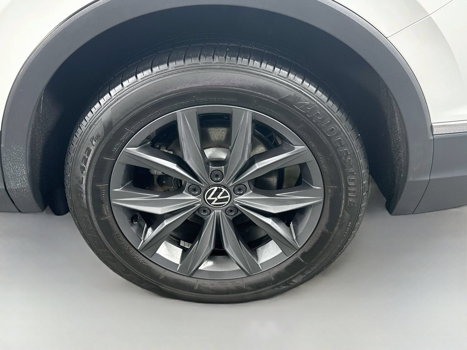 Used 2024 Volkswagen Tiguan SE AWD/4WD image 29