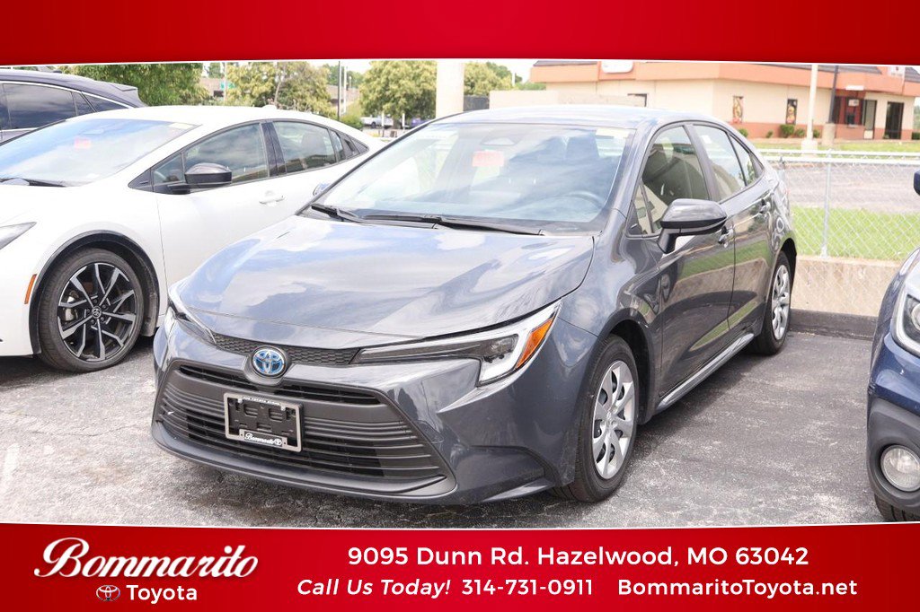 Used 2025 Toyota Corolla LE w/ Convenience Package FWD image 1