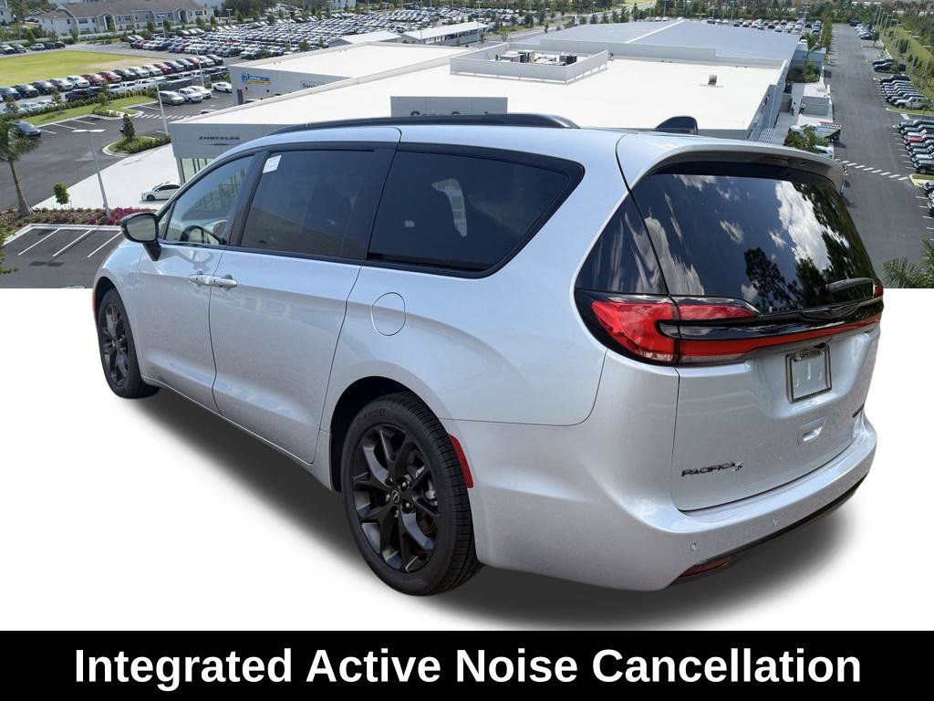 New 2026 Chrysler Pacifica Limited w/ Uconnect Theater Family Group FWD image 6
