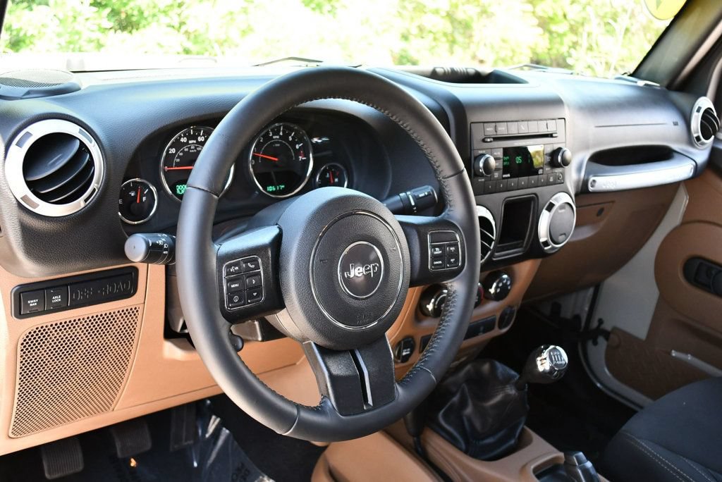 Used 2018 Jeep Wrangler Unlimited Rubicon w/ Connectivity Group AWD/4WD image 39